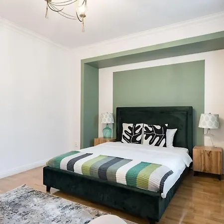 Spacious 2br - Ateneu View - Center شقة *
